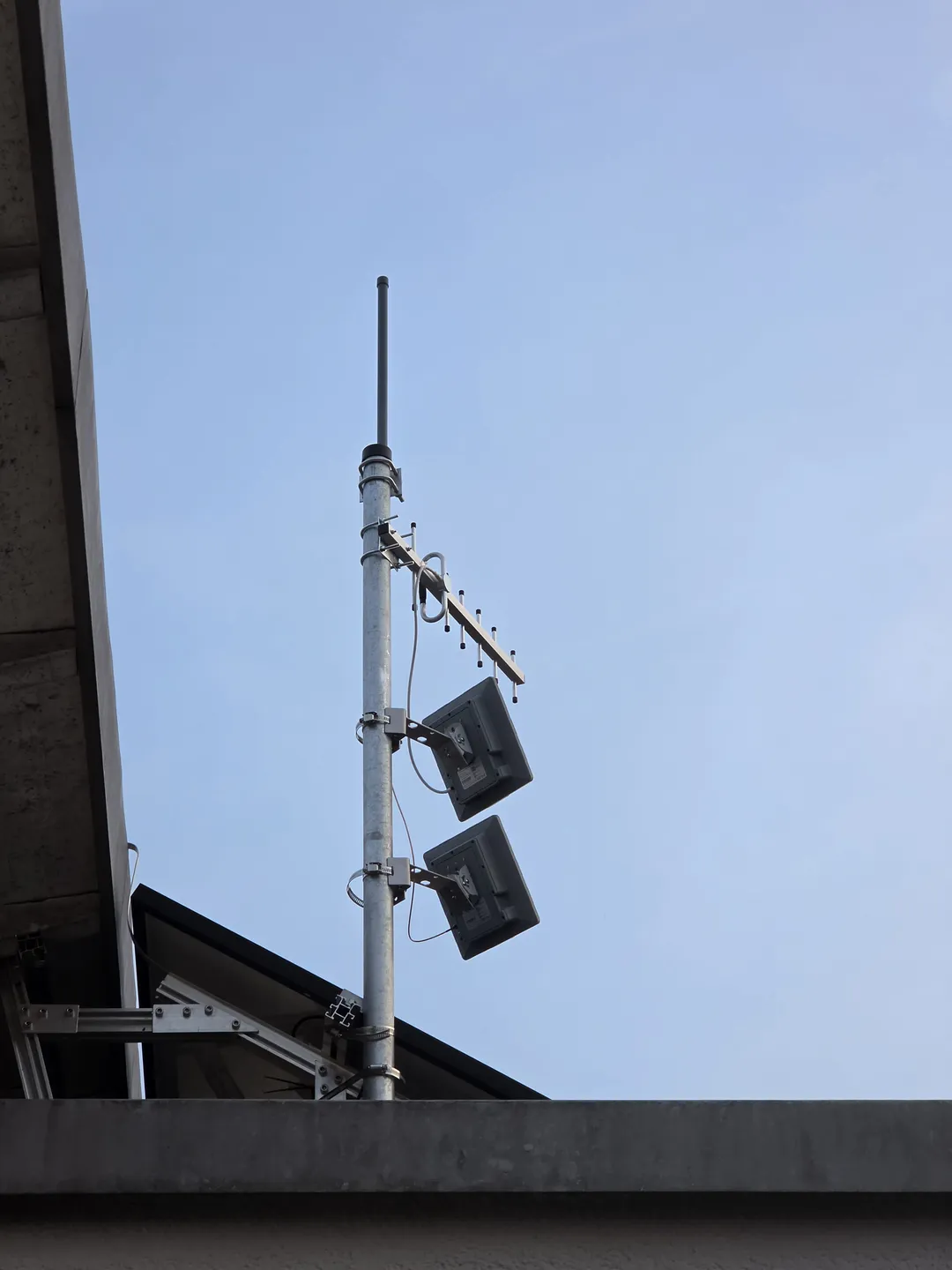 Antennenmast auf dem Hausdach in Eggenfelden: oben die Rundstrahl-Antenne, darunter die Yagi Richtung DB0QP und zwei Solar-Nodes
